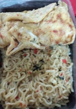 A picture of Vegetable Noodles with fried eggs.