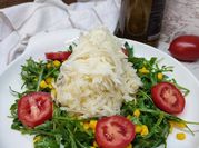 Una foto de ensalada de nabo