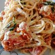 Spaghetti con feta y tomates cherry