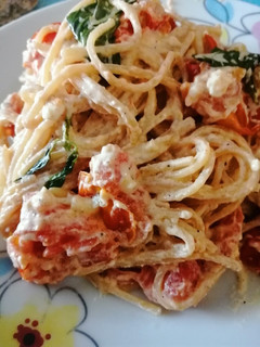 Una foto de Spaghetti con feta y tomates cherry
