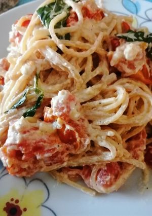 Una foto de Spaghetti con feta y tomates cherry