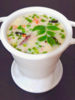 લસણિયા કઢી (Lasaniya Kadhi Recipe In Gujarati) રેસીપી મુખ્ય ફોટો