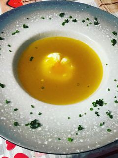 Una foto de Consomé de verduras y huevo poché