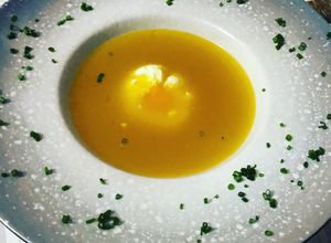 Foto principal de Consomé de verduras y huevo poché