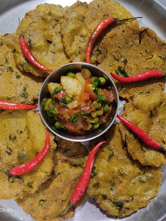 ज्वारीचे पीठ आणि मेथी पुरी (jowariche pith and methi puri recipe in marathi) रेसिपी चे मुख्य फोटो