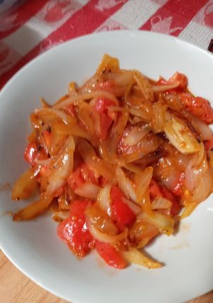 Una foto de Cebolla con tomate caliente