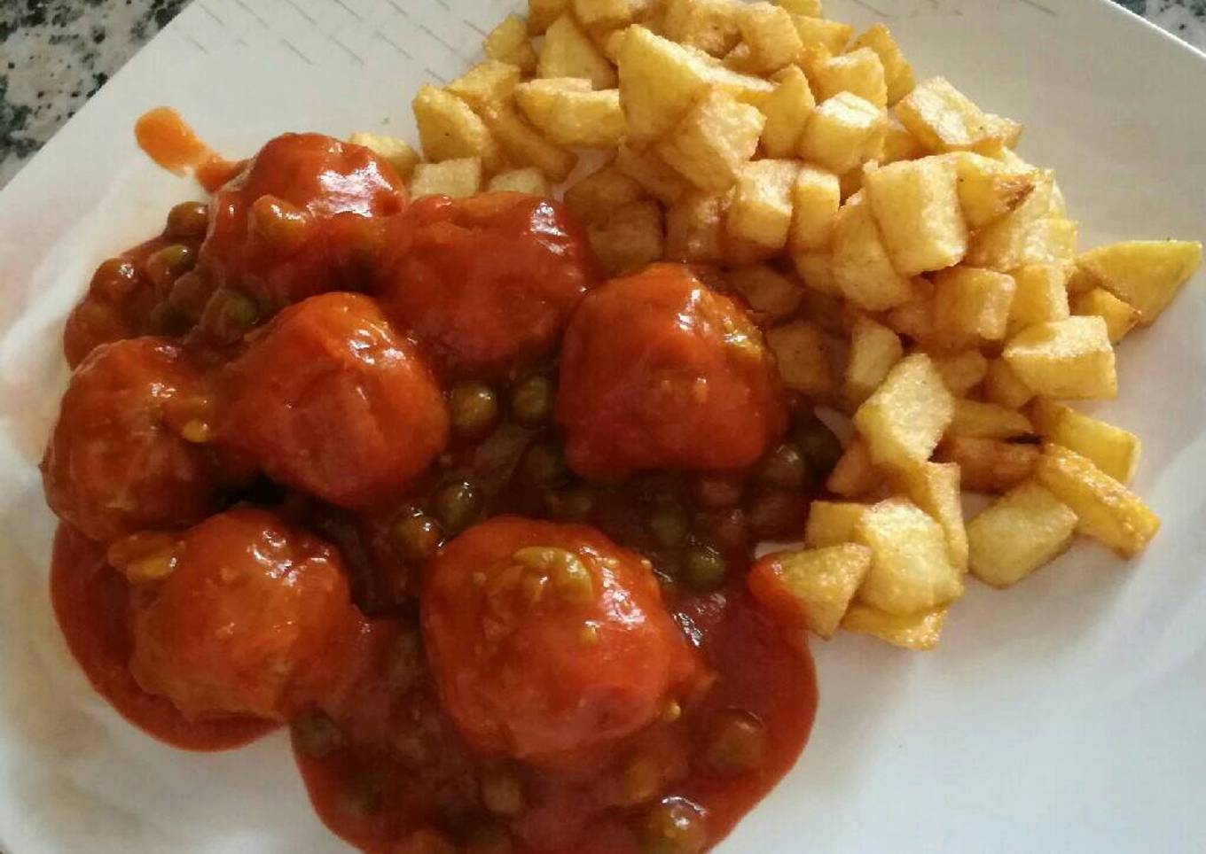 Albóndigas con jamón serrano en salsa de tomate.🍅