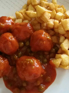 Una foto de Albóndigas con jamón serrano en salsa de tomate.🍅