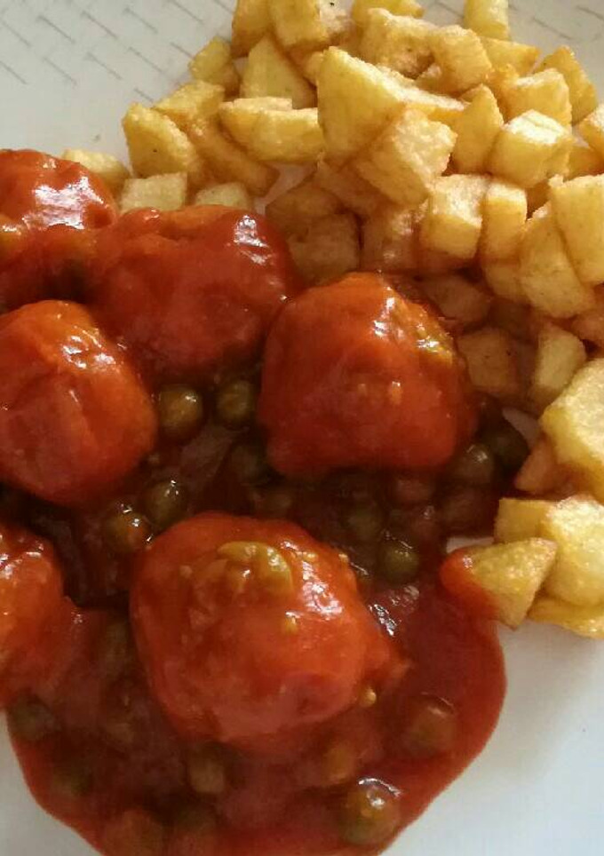 Una foto de Albóndigas con jamón serrano en salsa de tomate.🍅