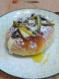 Maritozzo con crema di ricotta, sciroppo al mandarino miyagawa e uvetta sultanina