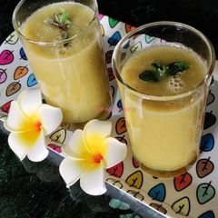 A picture of Pears and Orange Smoothie.