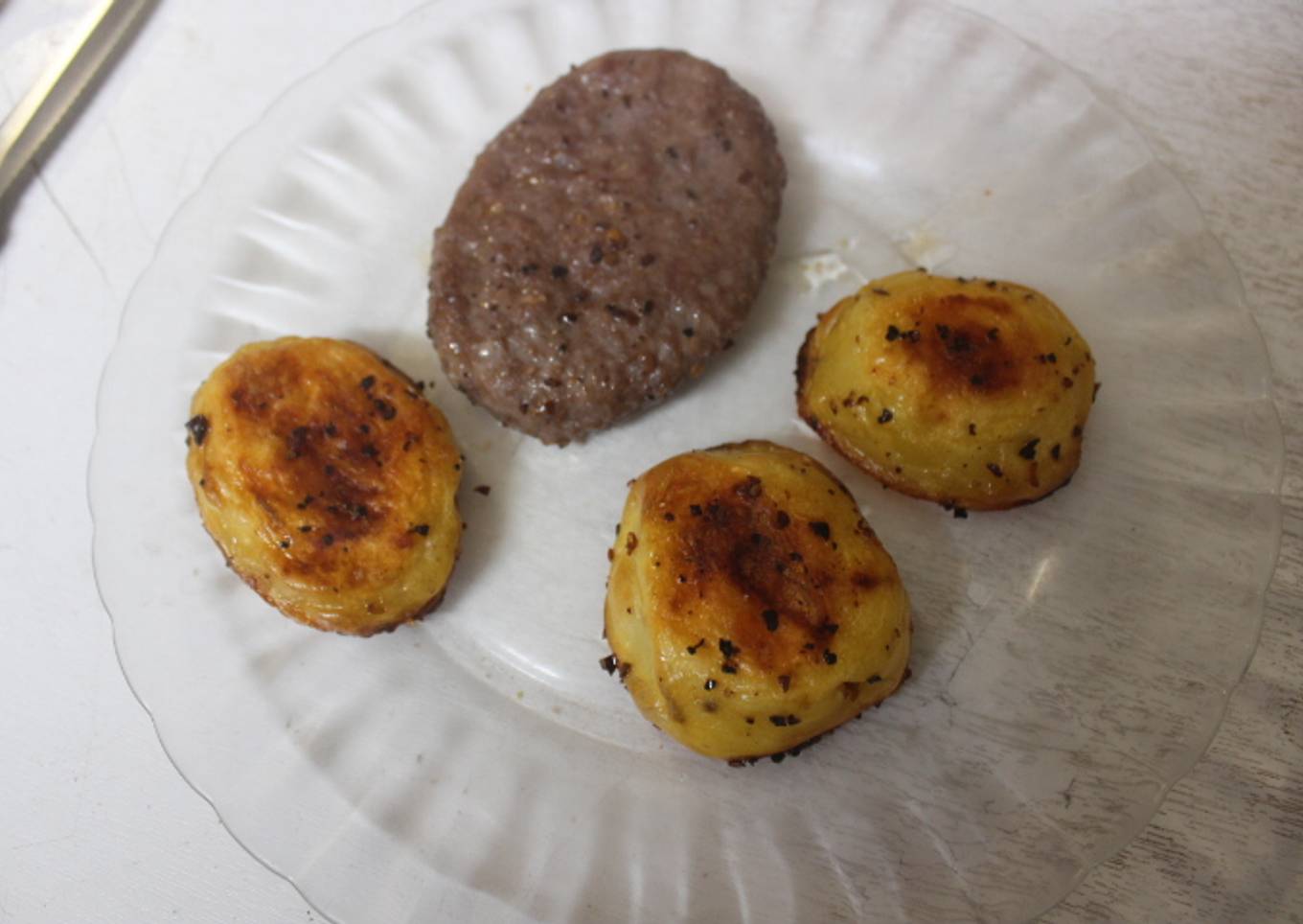 Hamburguesas al grill doble con patatas asadas