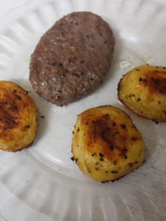 Una foto de Hamburguesas al grill doble con patatas asadas