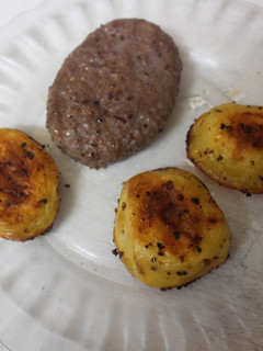 Una foto de Hamburguesas al grill doble con patatas asadas