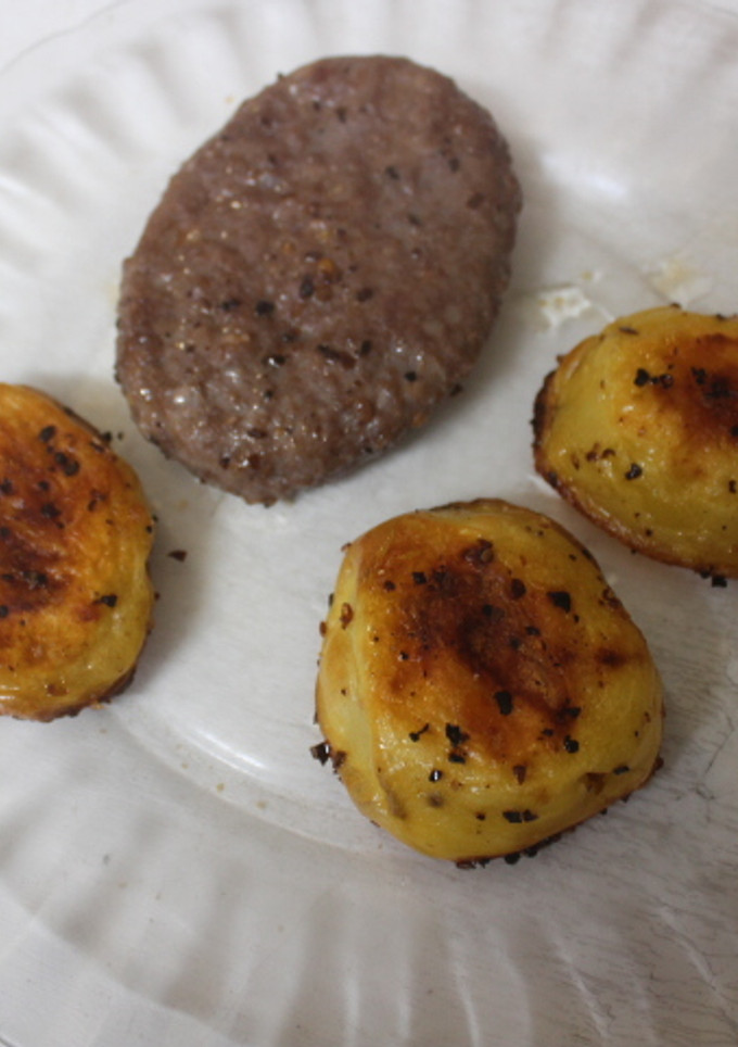 Una foto de Hamburguesas al grill doble con patatas asadas