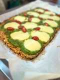 Pizza de coliflor con pesto de espinacas estilo caprese