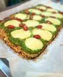 Pizza de coliflor con pesto de espinacas estilo caprese