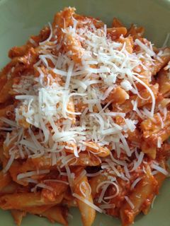 Una foto de Macarrones con atún y tomate queso rallado