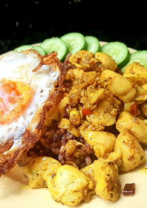 รูปของ อกไก่ผัดขมิ้นสมุนไพรไข่ดาวกรอบ Spicy Tumeric Chicken🌶️ 🐓 🍳