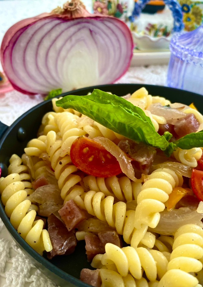 Foto di Fusilli con Cipolla di Breme e Tartare di Tonno ai pomodorini