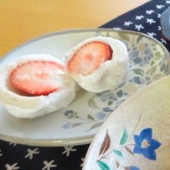 A picture of Strawberry Daifuku－Japanese Cake with Sweet Bean Paste Filling.