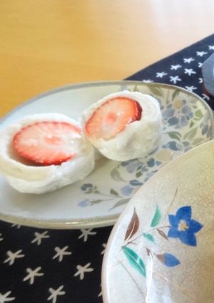 A picture of Strawberry Daifuku－Japanese Cake with Sweet Bean Paste Filling.