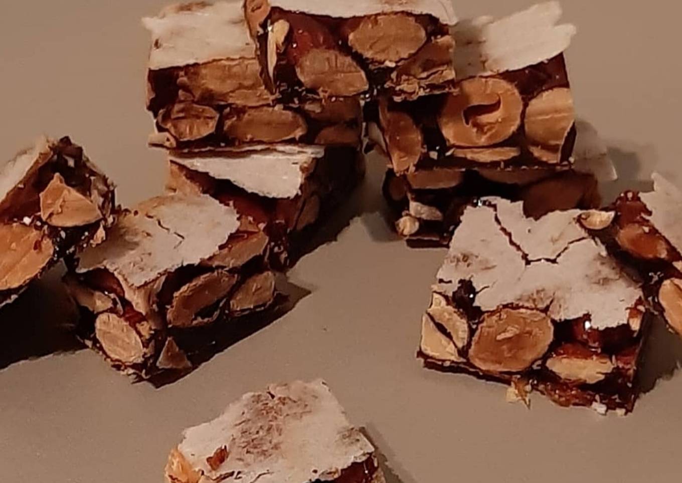 Nougat noir aux amandes, noisettes et zeste d'orange