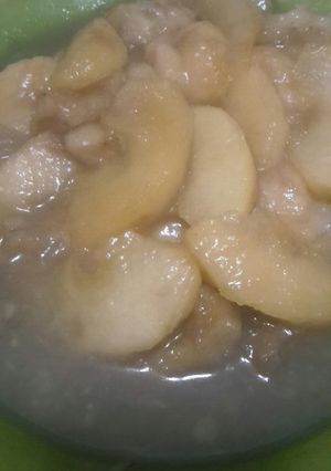 Una foto de Bananas y manzanas flambeadas