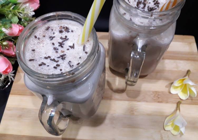 How to Prepare Super Quick Homemade Chocolate milk shake