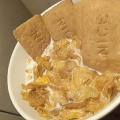 Corn flakes A picture of Corn flakes.