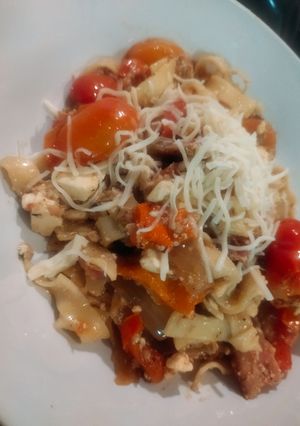 Φωτογραφία της συνταγής Fettuccine / ζυμαρικά με μπέικον, ντοματίνια, πιπεριά, φέτα & κονιάκ 🥓🍅🧅