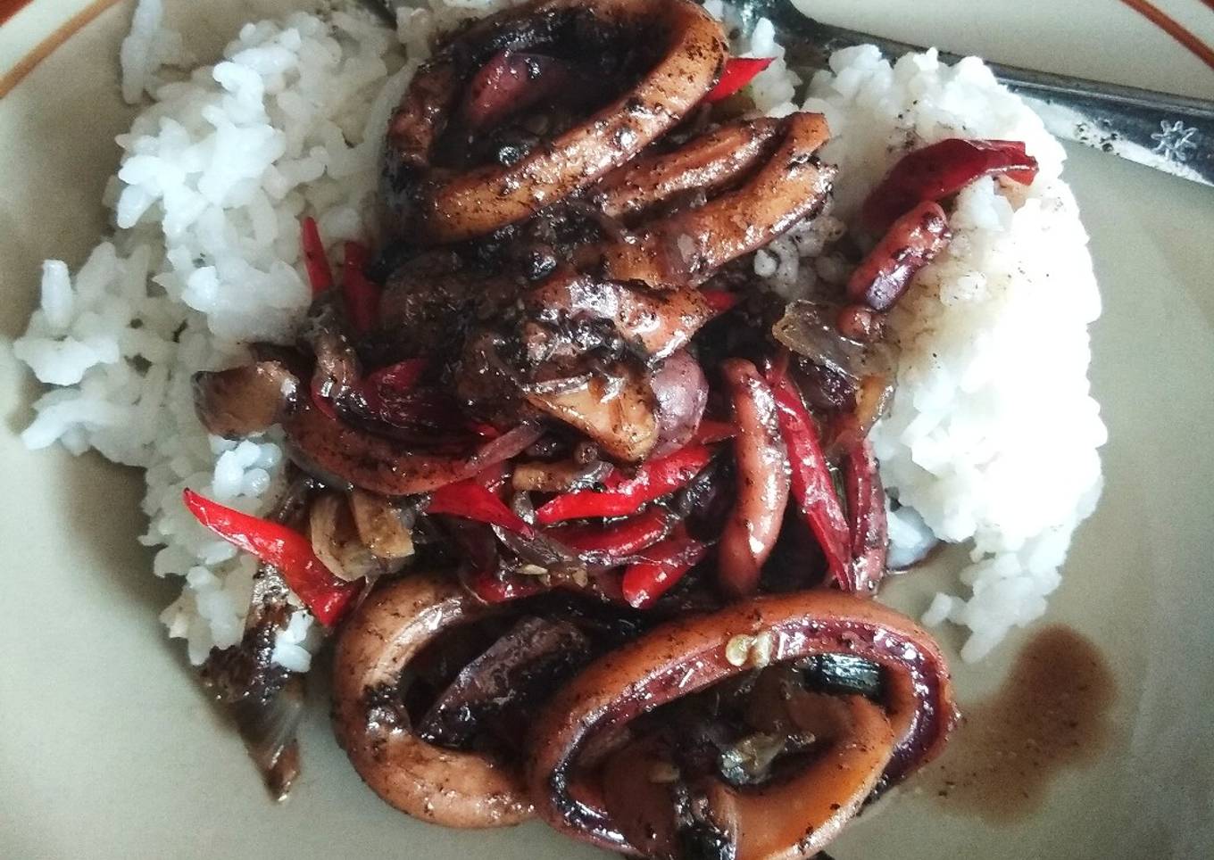 Cumi dengan bumbu hitam