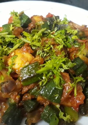 A picture of Aloo(potato) bhindi(okra) chatakedar.