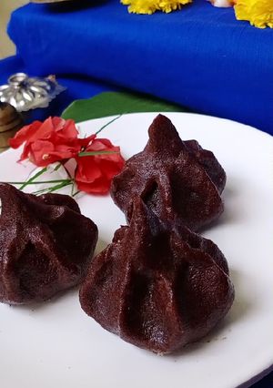स्टीम्ड रागी मोदक (steamed ragi modak recipe in Hindi) रेसिपी मुख्य फोटो