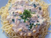 Una foto de fideos con crema