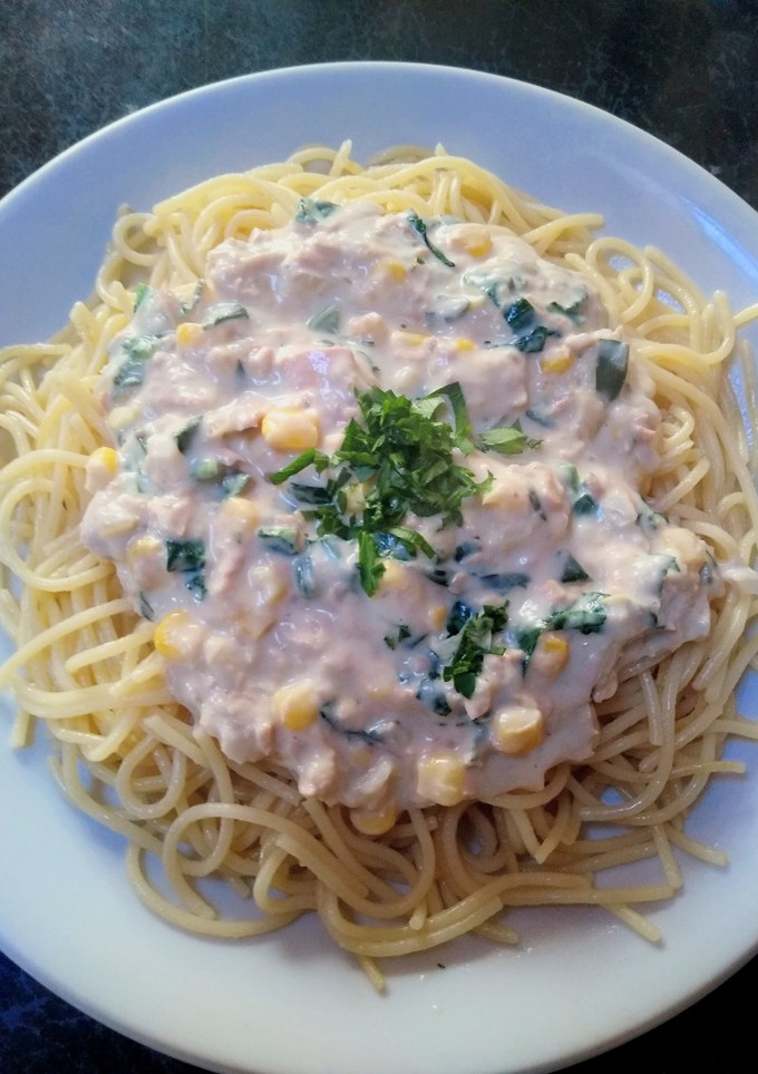 Una foto de Tallarines con atún, crema y espinaca 🌼