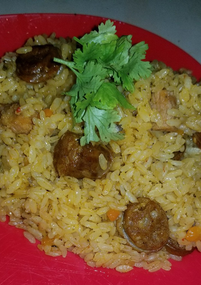 Una foto de Arroz amarillo con longaniza de cerdo🐷