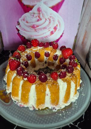 Une photo de Charlotte aux fraises 🍓 et framboises