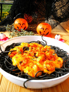 Una foto de Espaguetis con puré de calabaza y gambas al pimentón picante