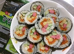 Hình của món Kimpap (cơm cuộn rong biển).