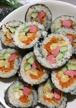 Hình của món Kimpap (cơm cuộn rong biển).