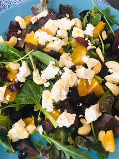 Una foto de Ensalada de naranja, remolacha y queso feta