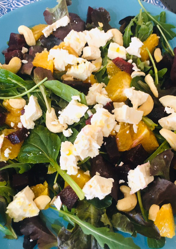 Una foto de Ensalada de naranja, remolacha y queso feta
