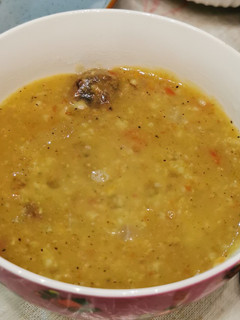 صورة لوصفة شوربة الكويكر باللحم 🥣