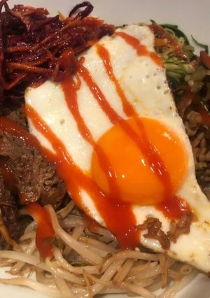 A picture of Beef and vegetable Korean rice bowl aka bibimbap.