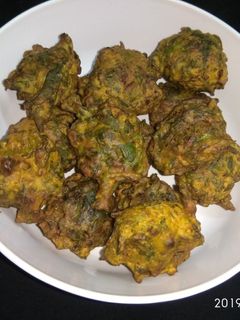असामीज पालक पकौड़ा (Assamese Palak Pakoda recipe in Hindi) रेसिपी मुख्य फोटो