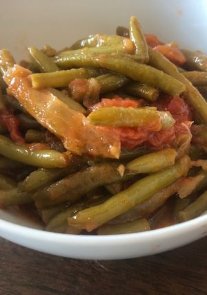 A picture of Loubieh bi zeit - Green beans & olive oil.