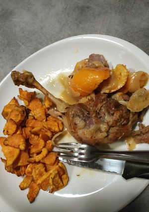 Une photo de Cuisses de canard à l'orange et ses patates douces sautées
