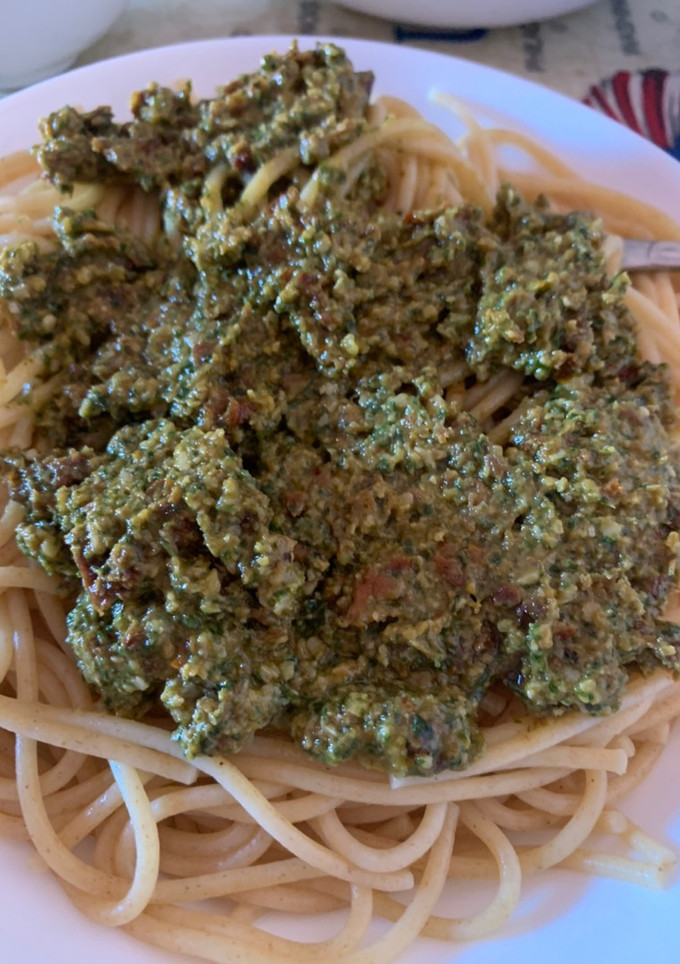 Una foto de Pesto de Albahaca 🌿 fresca y tomate 🍅 deshidratado