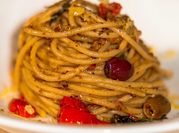 Una foto di acciughe e tonno e pasta